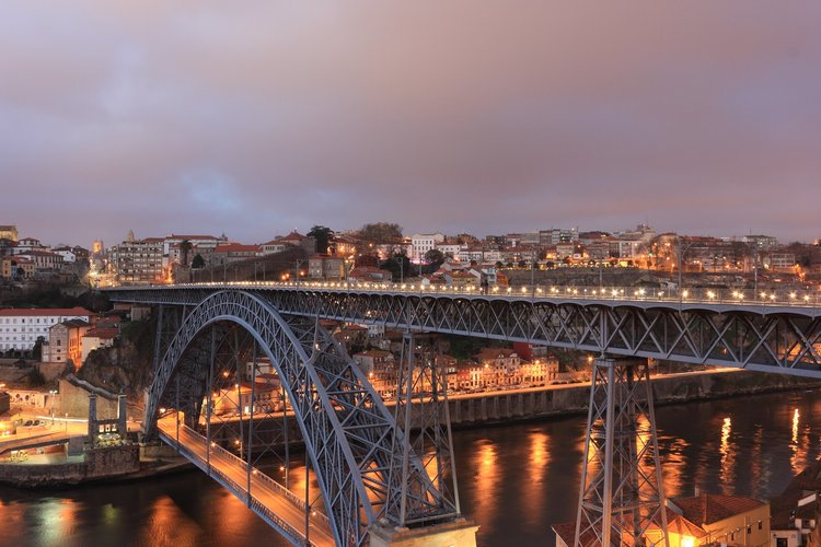 Traduttore dal cinese in inglese o portoghese a Porto - Portogallo